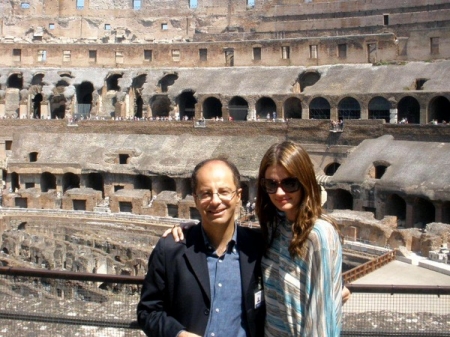 [URL=https://twitter.com/Stana_Katic/status/18784686841]@STANA_KATIC[/URL] Foto da minha viagem à Itália com Leonardo, um dos arqueólogos do museu do Coliseu de Roma.
Palavras chave: Itália;2010;TWITTER